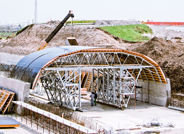 ITALIEN, MODENA - HOCHGESCHWINDIGKEITSZUG MAILAND-BOLOGNA, KüNSTLICHER TUNNEL